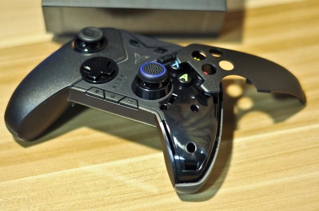 抽开外层的包装盒,上下开启里层的内盒,飞智八爪鱼游戏手柄静静的躺在