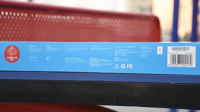 罗技g610机械键盘的包装比较厚实,前端观感就要比一般机械键盘的包装