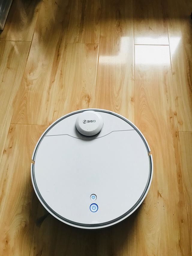 吸力强劲,高效除尘 360 X90扫地机器人帮你解决过敏问题