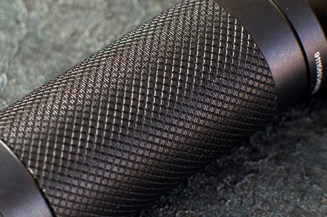 筒身采用奈特科尔经典的大面积菱形滚花,并配有横向细纹,手感舒适便于