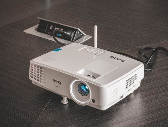 白天照样清晰的效率工具明基e500无线办公投影仪