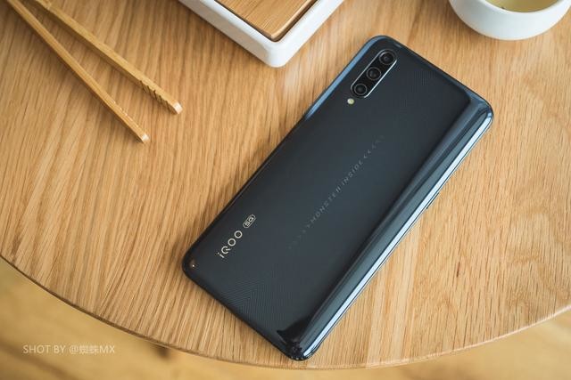 还在犹豫5G套餐?我已下单iQOO Pro 5G版,安兔兔性价比榜第一