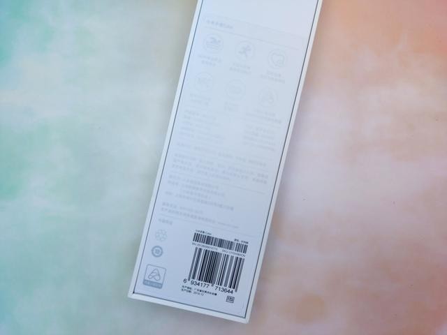 小米手表color将自己定位在了潮流时尚,而从包装盒上也是能看出棱这