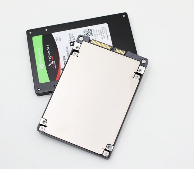 让NAS性能瞬间飙升:希捷酷狼IronWolf 110 SSD 240G