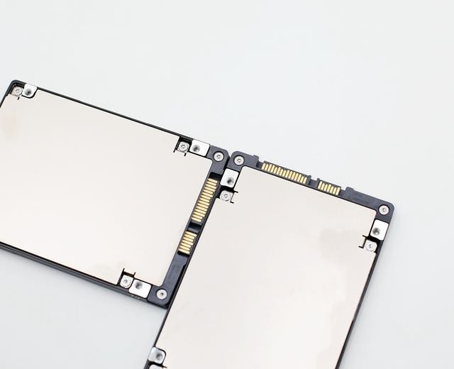 让NAS性能瞬间飙升:希捷酷狼IronWolf 110 SSD 240G
