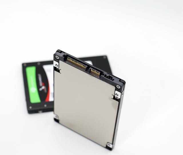 让NAS性能瞬间飙升:希捷酷狼IronWolf 110 SSD 240G