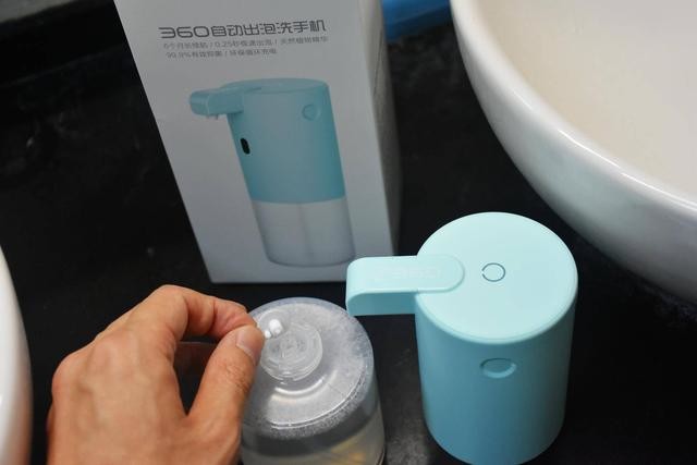 培养孩子的自理能力还是得靠点高科技呀!记360自动出泡洗手机