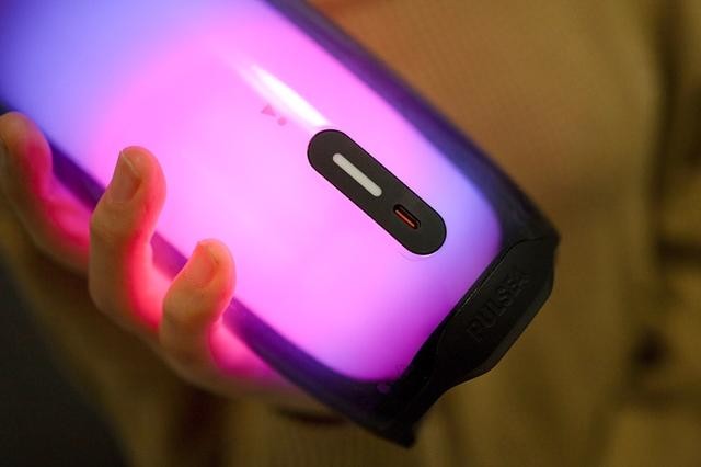 这个音箱太酷炫,JBL PULSE4音乐脉动四代,看得见的好声音
