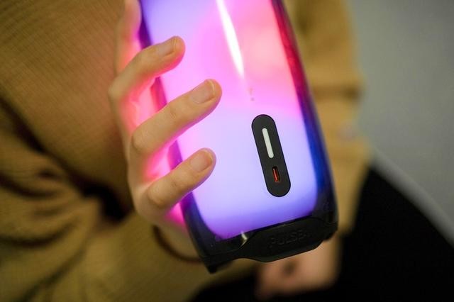 这个音箱太酷炫,JBL PULSE4音乐脉动四代,看得见的好声音