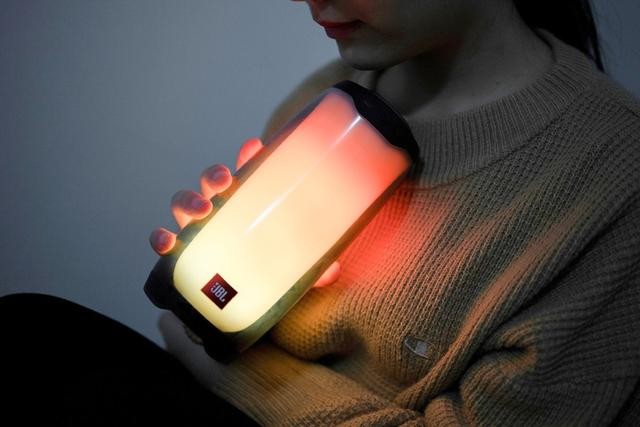 这个音箱太酷炫,JBL PULSE4音乐脉动四代,看得见的好声音