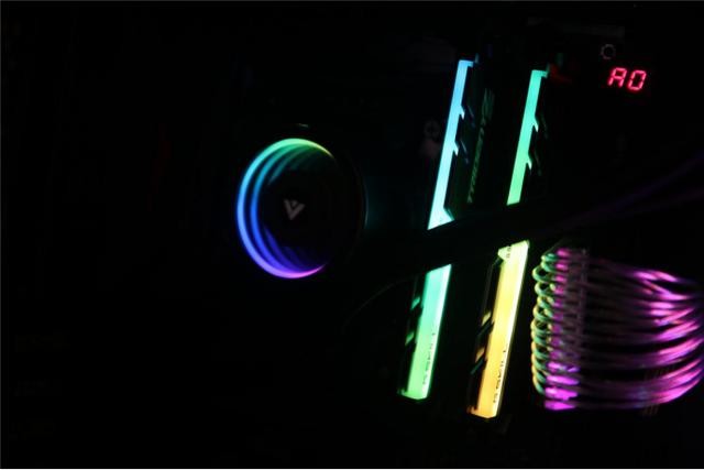 i7-6700K+360水冷还有双侧透机箱,这套性价比吃鸡配置种草给你