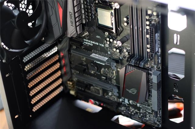 i7-6700K+360水冷还有双侧透机箱,这套性价比吃鸡配置种草给你