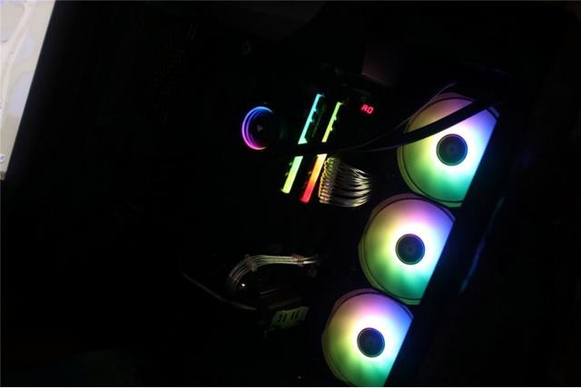 i7-6700K+360水冷还有双侧透机箱,这套性价比吃鸡配置种草给你