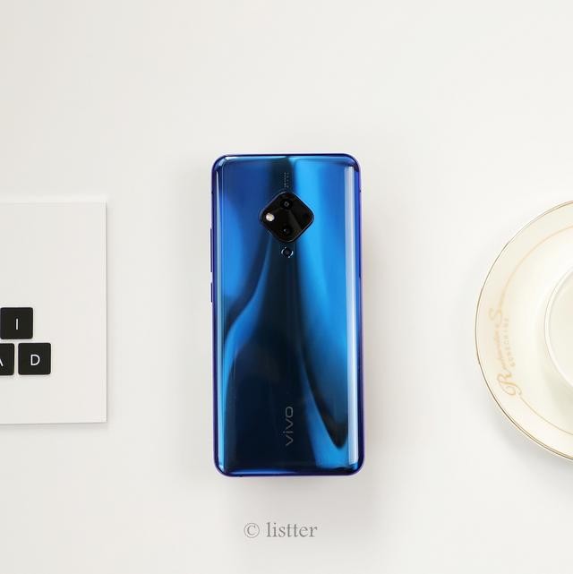 女友太迷蔡徐坤怎么办?给她换个同款手机
