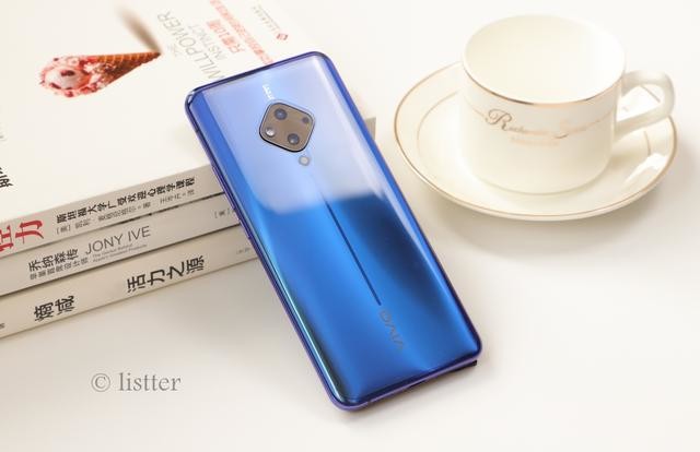 女友太迷蔡徐坤怎么办?给她换个同款手机
