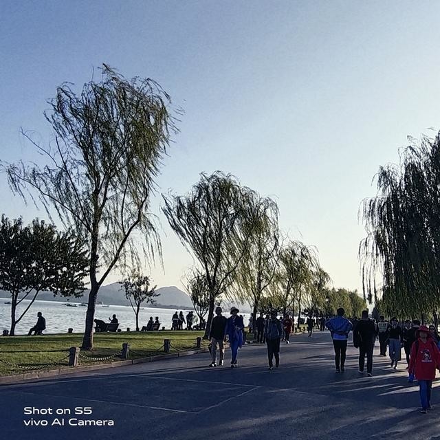 女友太迷蔡徐坤怎么办?给她换个同款手机