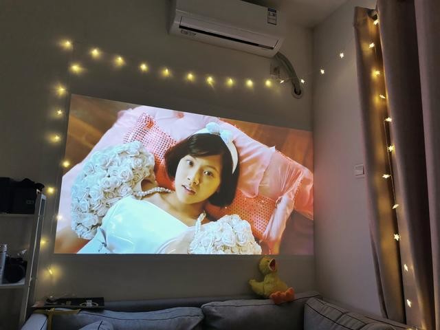 春运路上女孩高铁吃火锅外放看电影被批评,是非对错你如何看待?