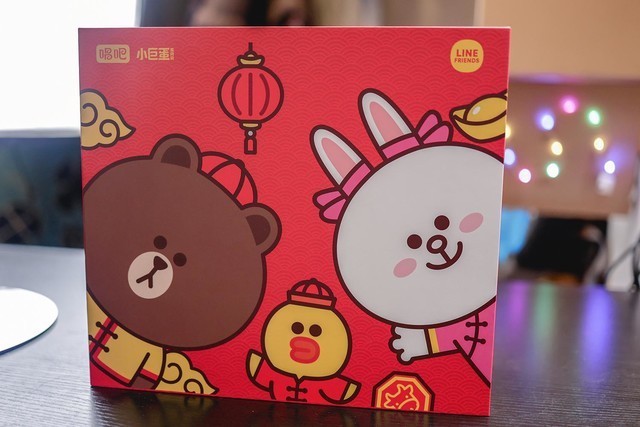 g2音悦礼盒的外包装,采用的是红色这个主色调,盒子上画着可爱的布朗熊