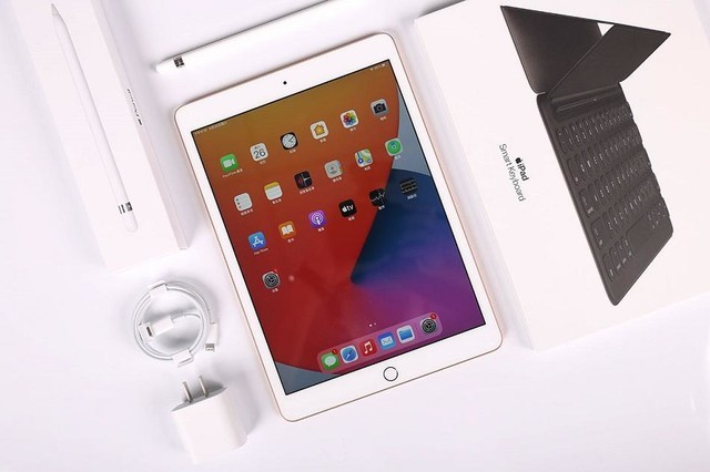 苹果iPad8真机图赏:颜值出众依旧 全尺寸键盘好手感