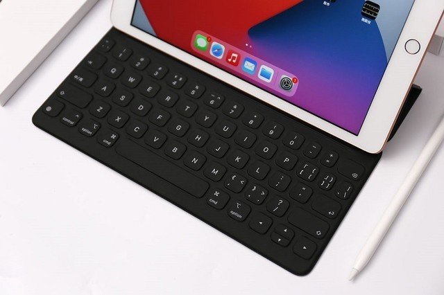 苹果iPad8真机图赏:颜值出众依旧 全尺寸键盘好手感
