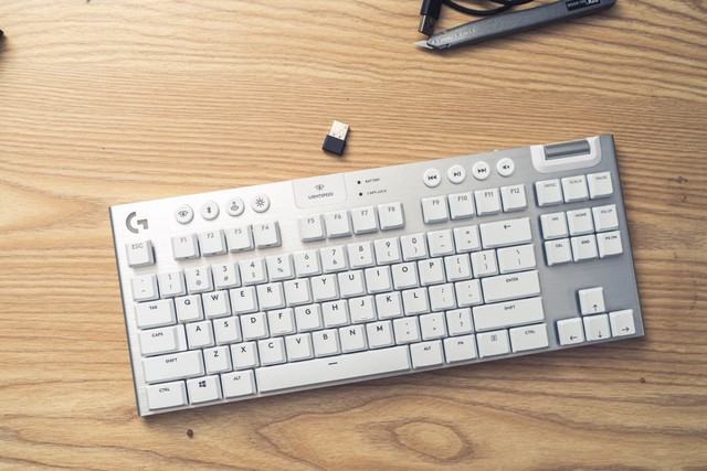 罗技g913tkl无线机械键盘让你体验短小精悍