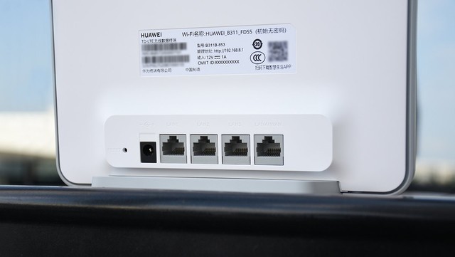 并为路由器通电,然后在手机上下载安装华为智慧生活app,根据向导提示