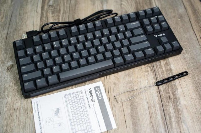 盒子里的物品如下:雷柏v860机械键盘,拔键器和说明书.