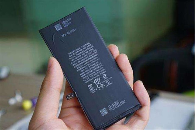 一不注意就会鼓包,为啥手机电池会这样?你应了解这些
