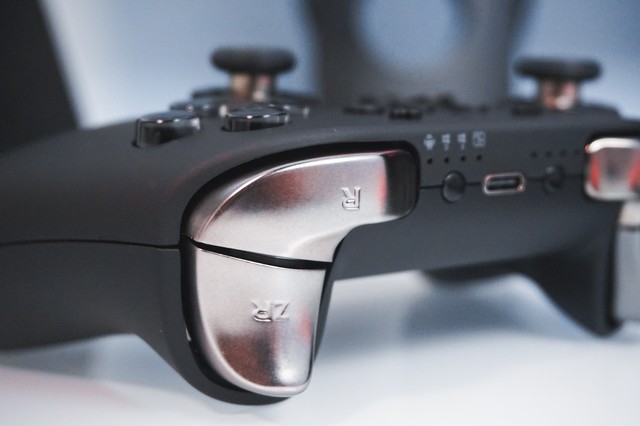 zl/zr,l/r键都有银色点缀,很好的提升了手柄的档次,也让纯黑色的手柄