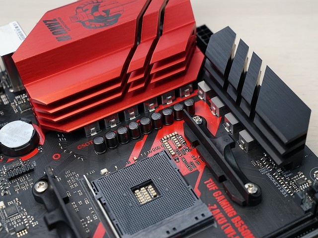 TUFGAMING B550M扎古版等三件套开箱,硬件也联名