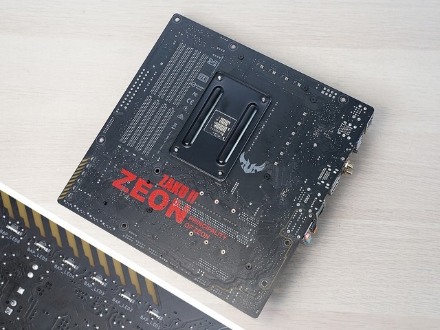TUFGAMING B550M扎古版等三件套开箱,硬件也联名