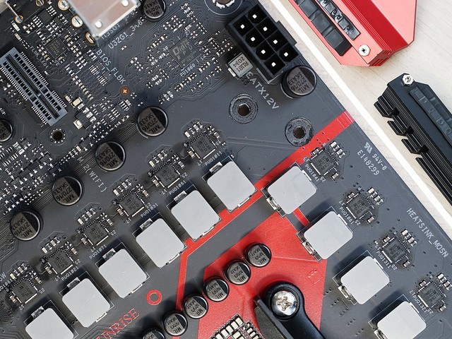 TUFGAMING B550M扎古版等三件套开箱,硬件也联名