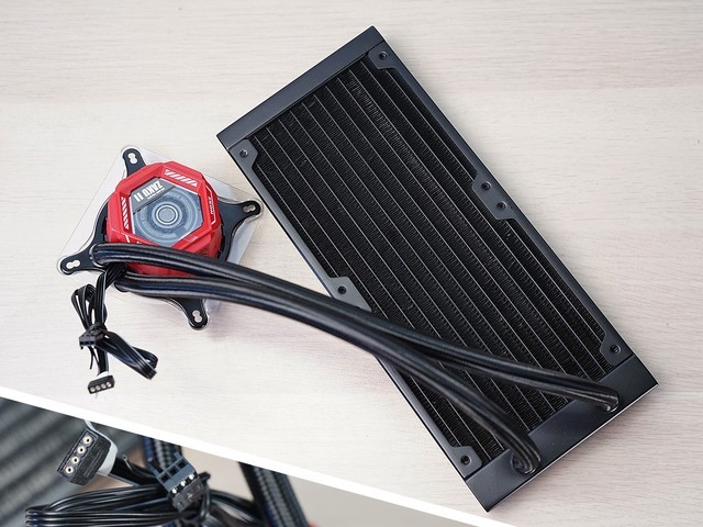 TUFGAMING B550M扎古版等三件套开箱,硬件也联名