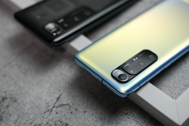 虽然小米10s在摄像头排布方面大体一致,遗憾的是这一次的小米10s并不