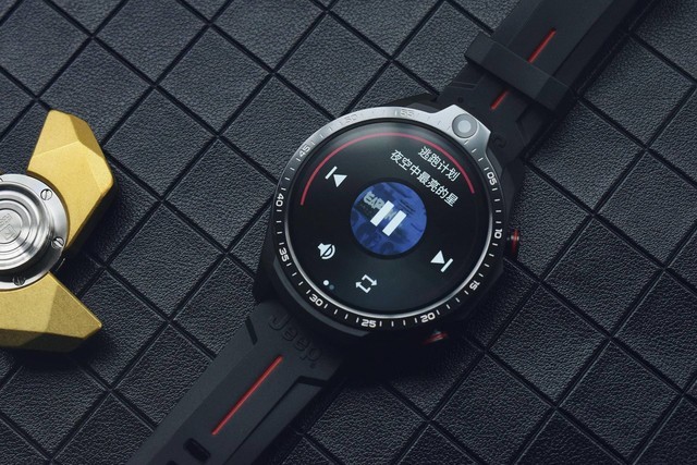 通话拍照还能刷剧玩游戏!jeep黑骑士智能手表