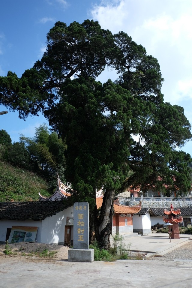 乌髻岩又名灵应岩位于永春县城西北的锦斗镇飞凤山