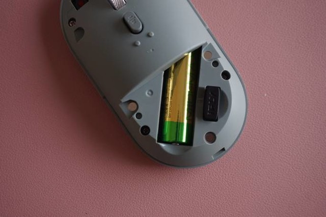 在鼠标内部为存放无线接收器与电池的仓体,讯飞m110接收器为nano超