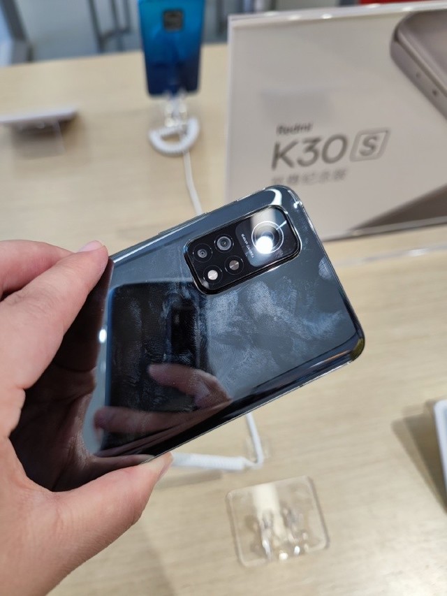 在小米之家简单上手了一下红米k30s至尊纪念版