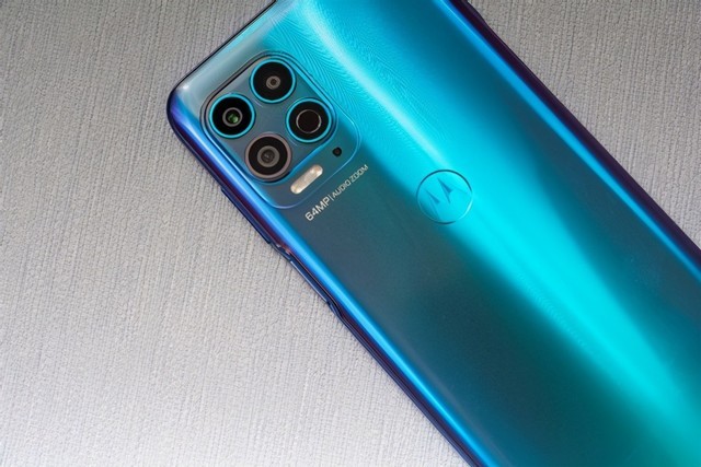 机身右侧为电源 指纹识别的二合一按键以及音量键moto edge s的屏幕