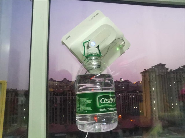高楼玻璃危险不好擦，BOBOT智能擦玻璃机：干净高效还安全