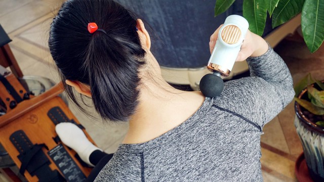 有颜有值,小姐姐的贴身按摩师,运动必备野小兽随身筋膜枪