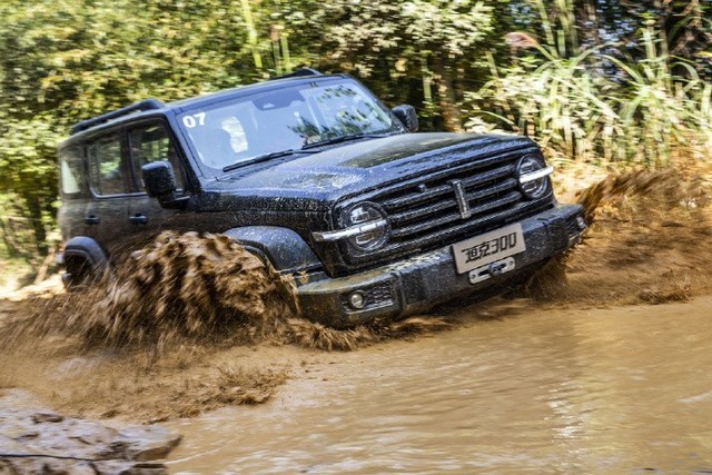 wey坦克300越野美图原厂黑化有点帅