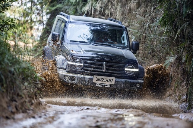 wey坦克300越野美图原厂黑化有点帅