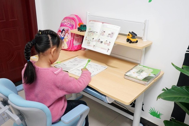 让孩子快乐学习,乐歌EC2儿童升降桌培养正确坐姿