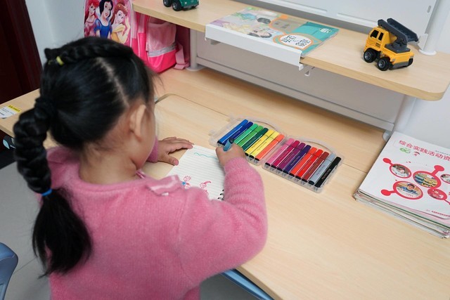 让孩子快乐学习,乐歌EC2儿童升降桌培养正确坐姿