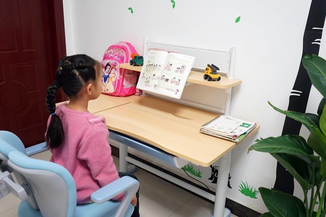 让孩子快乐学习,乐歌EC2儿童升降桌培养正确坐姿
