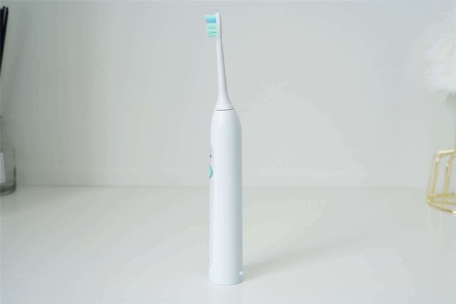 怎样选牙刷 ChMkKmCt7d2IZR9oAAC4H0i--KgAAPfHAP2b7EAALg3082.jpg