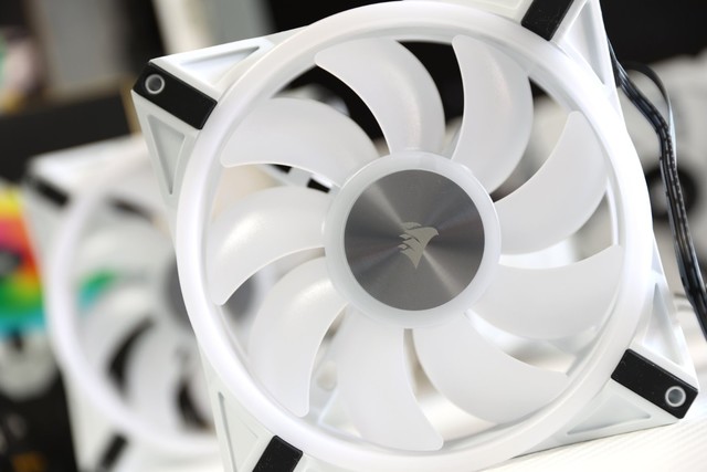 海盗船5000d h150i一体式水冷 好贵的风扇