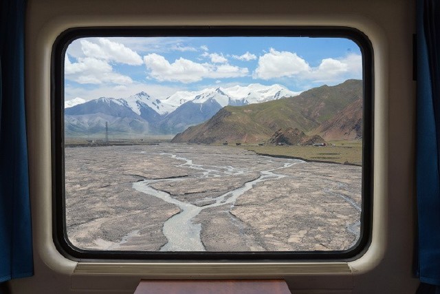 透过火车车窗看到海拔6178米的玉珠峰