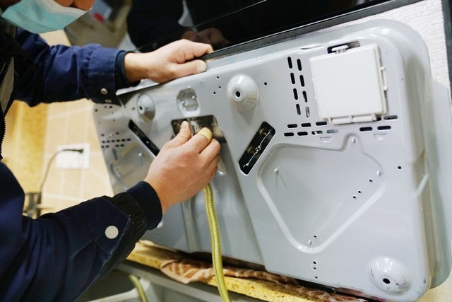 搞定了油烟机之后,燃气灶的安装就很快了